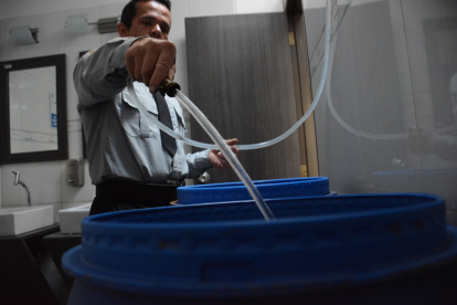 Las personas optan por recoger agua en baldes para utilizar en la cocina, higiene y otros.