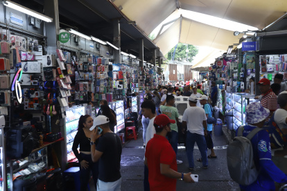 Comerciantes atienden hoy al público.