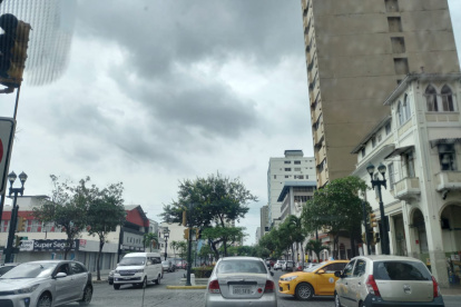 En la avenida 9 de Octubre y Esmeraldas, los semáforos estaban apagados.