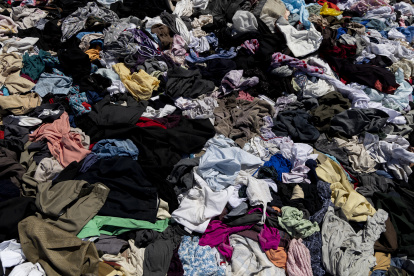 Basura en el vertedero de ropa ubicado en el Desierto de Atacama, el 13 de abril de 2024, en Iquique