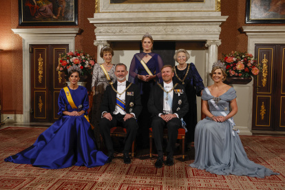 Los reyes de España, Felipe VI y Letizia, junto a los reyes de los Países Bajos, Guillermo Alejandro y Máxima, la reina emérita de los Países Bajos Beatriz, la princesa heredera Amalia y la princesa Margarita, durante la cena de gala con motivo de su visita de Estado al país.