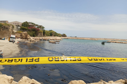 La mancha quedó esparcida en gran parte del área, aledaña al malecón.