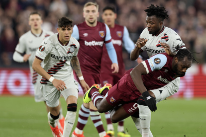 Piero Hincapié destacó en el empate de Bayer Leverkusen ante West Ham.