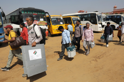 Bikaner. Funcionarios recogen las máquinas de votación electrónica.