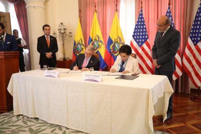 El encargado de negocios de la Embajada de EE.UU., Lawrence Petroni y la canciller Gabriela Sommerfeld.