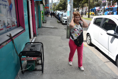 Las personas que transitan por zonas comerciales están expuestas a soportar los ruidos intensos que producen los generadores de energía. Muchos se tapan los oídos y otros prefieren cruzar de acera.