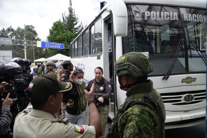 Los presos extranjeros fueron entregados a las autoridades de Colombia en el puente de Rumichaca, en la frontera norte.