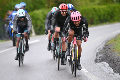 El tricolor Richard Carapaz (d) se ubicó en el puesto 13 de la Flecha Valona, una clásica disputada en Bélgica.