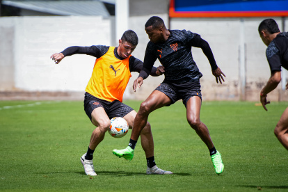 Michael Estrada (d) es una de las cartas ofensivas de los albos.