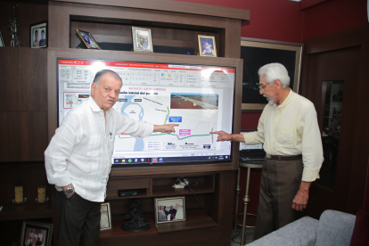 Especialistas. Napoleón Ycaza y José María Fuentes en el instante en el que detallaron el proyecto a EXPRESO.