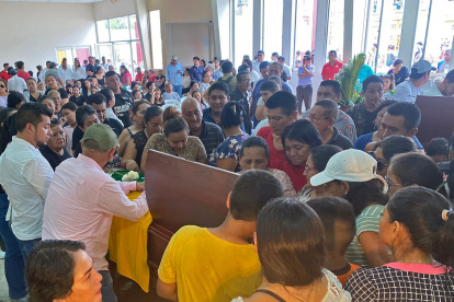 Consternación. Gran cantidad de ciudadanos se acercaron a despedirse del alcalde de Ponce Enríquez.