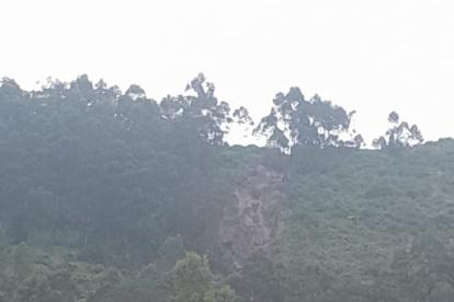Parte de una montaña se desprendió en el barrio Santa Teresita de Conocoto, valle de Los Chillos.