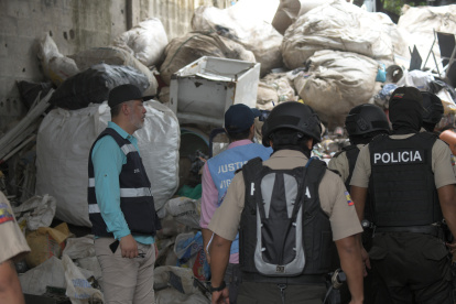 En las recicladoras de Guayaquil se hallaron textos escolares, armas blancas y mobiliario urbano de la ciudad.