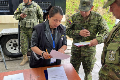 El material electoral para la jornada del domingo ya se traslada dentro del cantón Cuenca a todos los recintos.