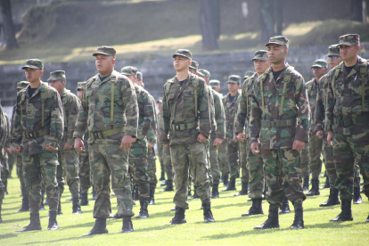 Fotografía cedida por las Fuerzas Armadas de Ecuador que muestra a reservistas de durante una ceremonia de inauguración de reentrenamiento en Quito (Ecuador).