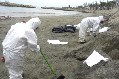 Personal técnico continúa este 19 de abril con la limpieza en el área.