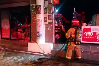 Incidente. El incendio alertó a los vecinos del local afectado.