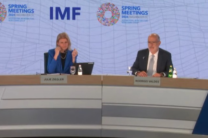 Rodrigo Valdez (derecha), director para el Hemisferio Occidental del FMI, en rueda de prensa este 19 de abril de 2024