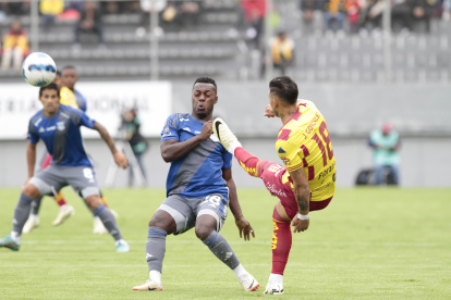 Emelec y Aucas en el partido de este 19 de abril.