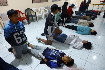 Comunidad. La gente del barrio El Rancho participa del curso de primeros auxilios para su comité de riesgos.