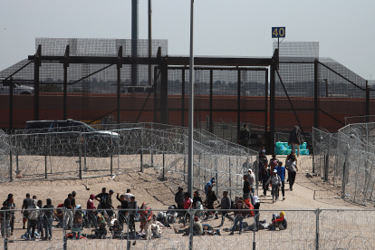 Migrantes aparecen en la frontera con Estados Unidos, este jueves en Ciudad Juárez (México).
