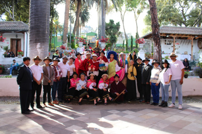 Festejo. Los grupos recorren el parque Montalvo y la Quinta de Mera.