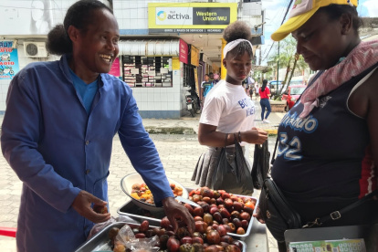 Venta. La cultura afro se resiste a excluir el chontaduro de su dieta.