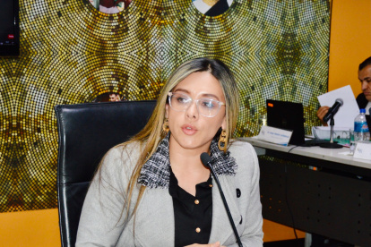 Calvache es abogada y máster en Derecho Administrativo. Tiene una amplia trayectoria en el sector público. Fue electa consejera en febrero de 2023.