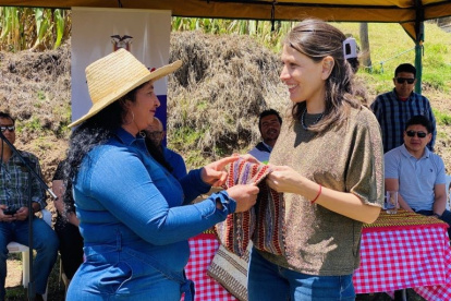 Acto. Pretenden destacar las habilidades de los tejedores.