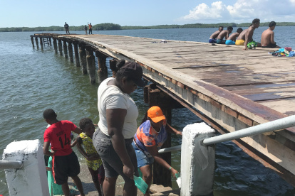 Minga. Un grupo de ciudadanos sanlorenceños pintan y limpian parte del muelle del cantón San Lorenzo.