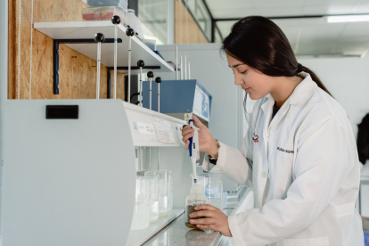 Técnicas. Los estudiantes aprenden teoría medioambiental y hacen sus prácticas en laboratorios especializados.
