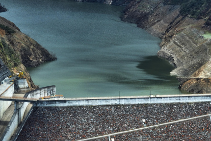 Fotografía del 17 de abril de 2024 del embalse Mazar, en la provincia del Azuay (Ecuador).