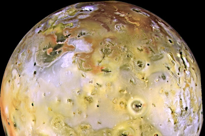 Io, el cuerpo más volcánico del sistema solar, en una imagen de la nave espacial Galileo de la NASA.