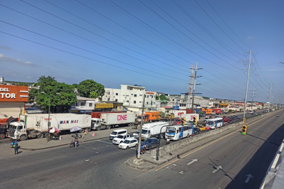 Decenas de carros pesados transitaban por el sector para ingresar al Trinipuerto.