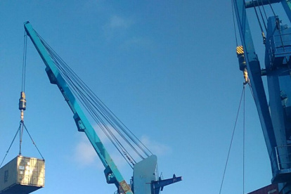 La carga para Galápagos será movida de la naviera a un buque para asegurar su llegada a las islas.