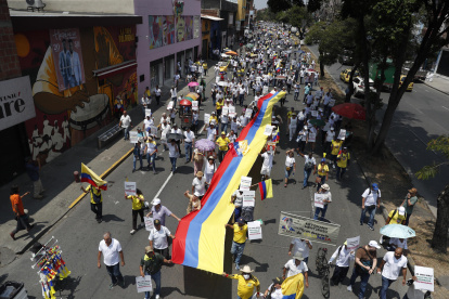 Imagen de archivo de manifestantes marchan en protesta contra el gobierno del presidente Gustavo Petro.