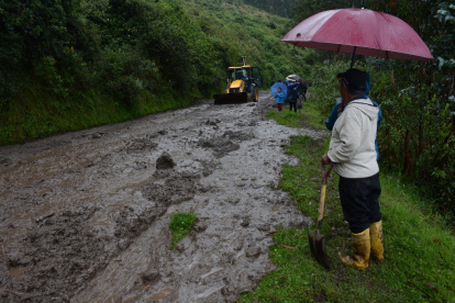 Los vecinos de Santa Teresita limpiaron las calles con palas.
