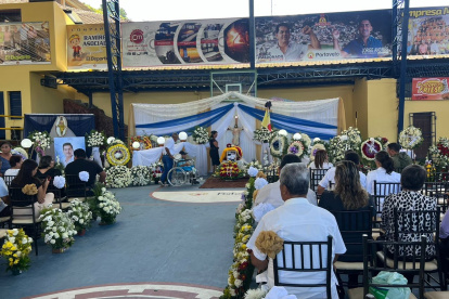 En el coliseo del cantón Portovelo se realizó la capilla ardiente al féretro de Jorge Maldonado.