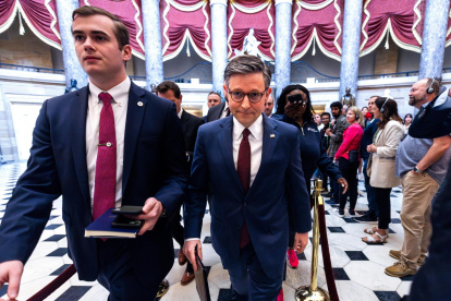 El presidente de la Cámara de Representantes de Estados Unidos, Mike Johnson (c).
