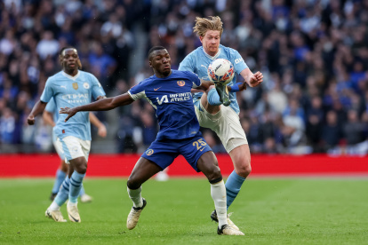 London (United Kingdom), 20/04/2024.- Kevin De Bruyne of Manchester City (R) in action against Moises Caicedo of Chelsea during the FA Cup semi-final soccer match of Manchester City against Chelsea FC, in London, Britain, 20 April 2024. (Reino Unido, Londres) EFE/EPA/NEIL HALL EDITORIAL USE ONLY. No use with unauthorized audio, video, data, fixture lists, club/league logos, "live" services or NFTs. Online in-match use limited to 120 images, no video emulation. No use in betting, games or single club/league/player publications.