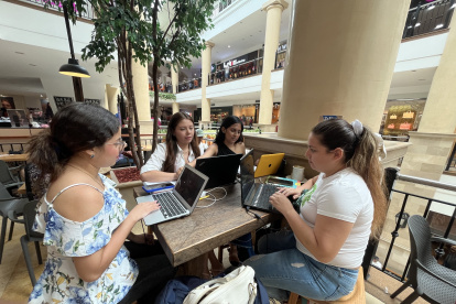 Labores. Decenas de personas han cambiado las oficinas por cafeterías, ante los cortes.