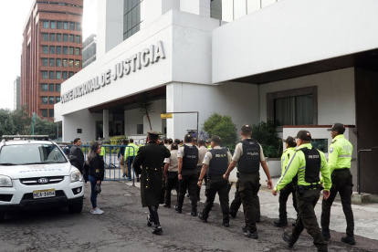 El pasado 28 de marzo, agentes policiales custodiaron los exteriores de la Corte Nacional, día en que Mayra Salazar rindió su testimonio.