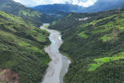 Fotografía del embalse e hidroeléctrica Paute, este jueves en la provincia del Azuay (Ecuador).