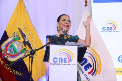 Diana Atamaint, presidenta del CNE, inauguró la jornada electoral de este 21 de abril.