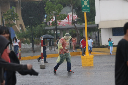 Los electores se acercaron a votar en medio de la lluvia de Guayaquil
