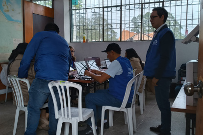 El personal del CNE inició la jornada electoral desde el centro de procesamiento de datos.