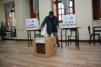 Así es el ambiente electoral en el Instituto Nacional Mejía centro de la Ciudad de Quito