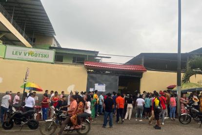 Se registran largas filas en algunos recintos electorales de Guayaquil.
