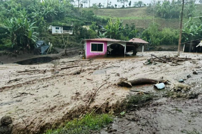 Deslave.- Una fuerte lluvia ha provocando que cauce del agua de la quebrada se saliera y arrastre parte de la montaña en El Citado, comunidad de la provincia de Chimborazo.