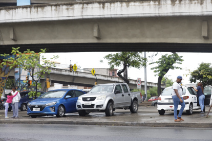 Los vehículos se estacionan en áreas no permitidas durante esta jornada electoral